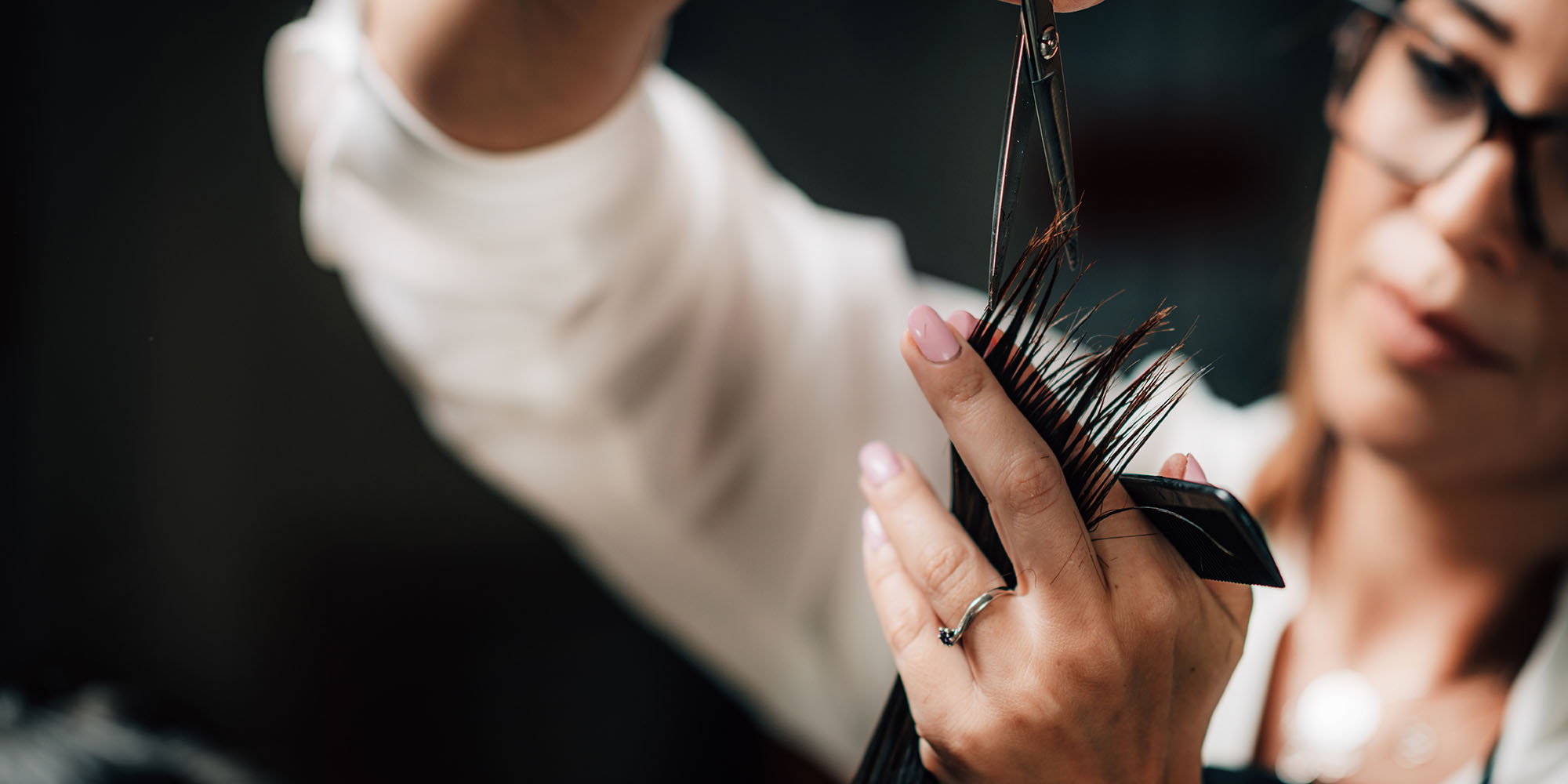 Detailaufnahme von Haarschnitt beim Friseur