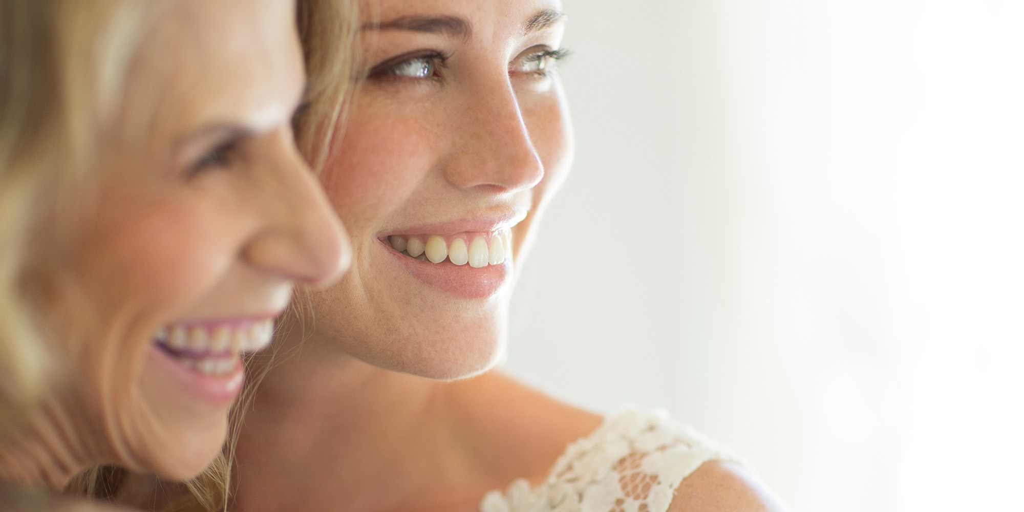 Braut und Gast lächeln und blicken zur Seite